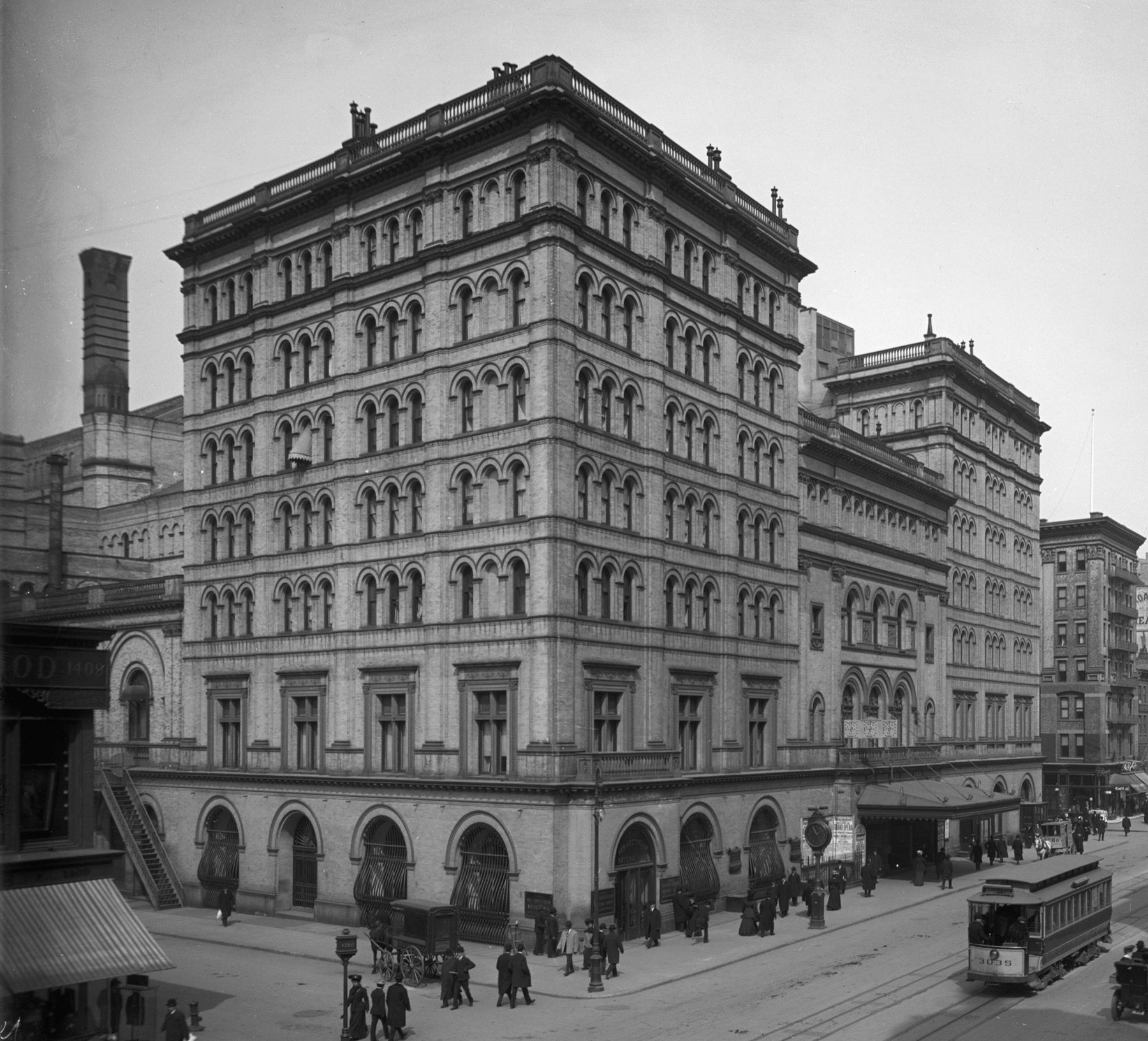 The old Metropolitan Opera House on 39th Street, photographed in 1905